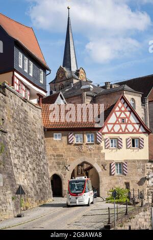 Kronach, Allemagne. 10 juillet 2021. Un bus autonome du fabricant Navya traverse le centre-ville de Kronach. Bien que les bus conduisent de manière autonome, ils ne sont pas sans conducteur. Il y a toujours un opérateur à bord qui peut intervenir en cas d'urgence. (À dpa 'low, mais moderne: E-bus sans conducteur sur la route dans l'État libre') Credit: Nicolas Armer/dpa/Alay Live News Banque D'Images