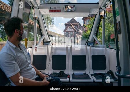 Kronach, Allemagne. 10 juillet 2021. L'opérateur Brian Möller surveille le trajet du bus autonome depuis le constructeur Navya. Bien que les bus conduisent indépendamment, ils ne sont pas sans conducteur. Il y a toujours un opérateur à bord qui peut intervenir en cas d'urgence. (À dpa 'low but Modern: E-bus sans conducteur sur la route dans l'État libre') Credit: Nicolas Armer/dpa/Alay Live News Banque D'Images