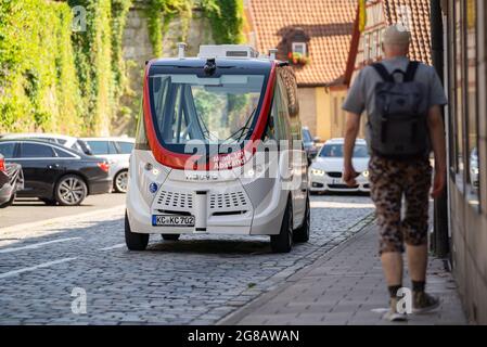 Kronach, Allemagne. 10 juillet 2021. Un bus autonome du fabricant Navya traverse le centre-ville de Kronach. Bien que les bus conduisent de manière autonome, ils ne sont pas sans conducteur. Il y a toujours un opérateur à bord qui peut intervenir en cas d'urgence. (À dpa 'low, mais moderne: E-bus sans conducteur sur la route dans l'État libre') Credit: Nicolas Armer/dpa/Alay Live News Banque D'Images