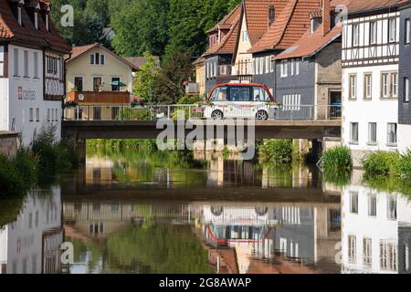 Kronach, Allemagne. 10 juillet 2021. Un bus autonome du fabricant Navya traverse le centre-ville de Kronach. Bien que les bus conduisent de manière autonome, ils ne sont pas sans conducteur. Il y a toujours un opérateur à bord qui peut intervenir en cas d'urgence. (À dpa 'low, mais moderne: E-bus sans conducteur sur la route dans l'État libre') Credit: Nicolas Armer/dpa/Alay Live News Banque D'Images