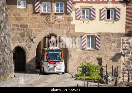 Kronach, Allemagne. 10 juillet 2021. Un bus autonome du fabricant Navya traverse le centre-ville de Kronach. Bien que les bus conduisent de manière autonome, ils ne sont pas sans conducteur. Il y a toujours un opérateur à bord qui peut intervenir en cas d'urgence. (À dpa 'low, mais moderne: E-bus sans conducteur sur la route dans l'État libre') Credit: Nicolas Armer/dpa/Alay Live News Banque D'Images