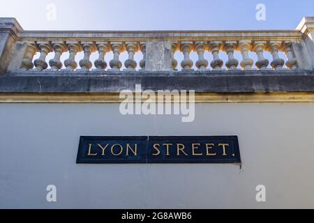 Vue ensoleillée sur le panneau de Lyon Street en Californie Banque D'Images