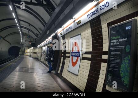 Londres, Royaume-Uni. 28 mars 2020. Un passager attend sur une plate-forme déserte, pendant la période de restrictions Covid 19.après plus d'un an de restrictions pour le port obligatoire du masque facial et la distance sociale des voyageurs prendra fin (lundi 19 juillet). Le gouvernement a toujours conseillé de porter des masques et de laisser de l'espace supplémentaire dans les espaces surpeuplés à l'intérieur. (Photo de Martin Pope/SOPA Images/Sipa USA) crédit: SIPA USA/Alay Live News Banque D'Images