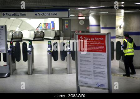 Londres, Royaume-Uni. 29 mars 2020. Un travailleur est en service à Kings Cross Station avec des panneaux indiquant à tous les travailleurs non essentiels de rester à la maison, pendant la période de restrictions Covid 19.après plus d'un an de restrictions pour le port obligatoire de masque facial et de distance sociale des voyageurs prendra fin (le lundi 19 juillet). Le gouvernement a toujours conseillé de porter des masques et de laisser de l'espace supplémentaire dans les espaces surpeuplés à l'intérieur. (Photo de Martin Pope/SOPA Images/Sipa USA) crédit: SIPA USA/Alay Live News Banque D'Images