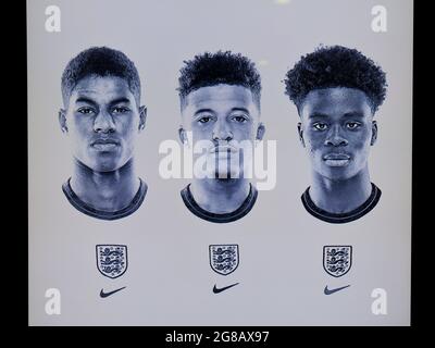 Une publicité BT est vue sur un écran numérique pour soutenir les joueurs de l'équipe d'Angleterre Euro 2020 après que trois preneurs de pénalité ont subi des abus racistes en ligne Banque D'Images