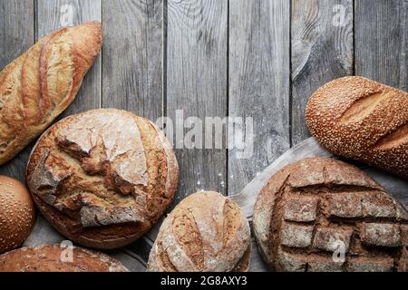 Assortiment de pain maison sans gluten et sans levure sur fond de bois gris. Banque D'Images