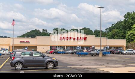 Le magasin d'alimentation Shop n' Save et le parking sur William Penn Highway, Wilkins Township, Pennsylvanie, États-Unis Banque D'Images