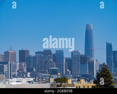 Vue ensoleillée sur la magnifique ligne d'horizon depuis le parc Mission Dolores de San Francsico Banque D'Images