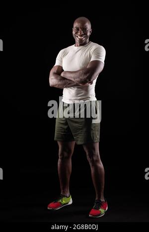 Portrait de l'homme adulte afro-américain portant des vêtements de sport Banque D'Images