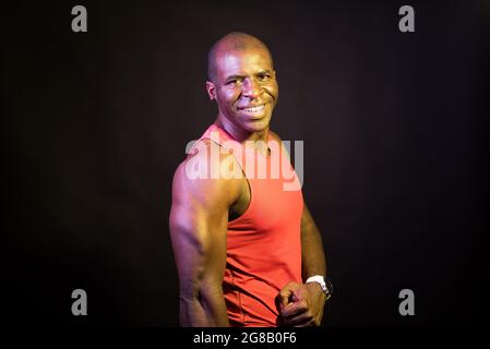 Portrait d'un homme afro-américain portant un char debout regardant l'appareil photo. Banque D'Images