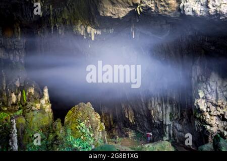 Belle grotte avec lumière dans le district de MOC Chau nord du Vietnam Banque D'Images