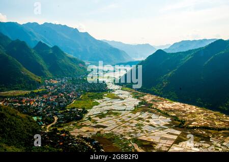 Belle vallée avec de l'eau dans le district de Mai Chau nord du Vietnam Banque D'Images