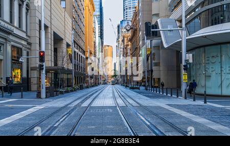 Rue déserte avec voies ferrées légères dans le quartier des affaires, Sydney, Australie Banque D'Images