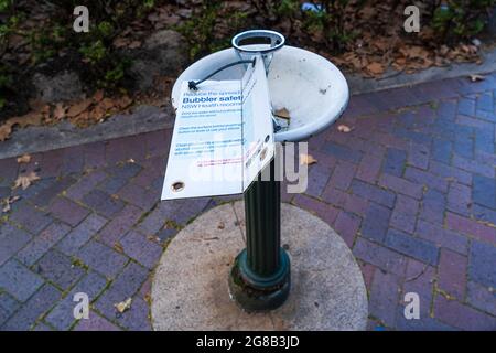 Affiche de sécurité sur le bubbler d'époque lors du confinement en cas de pandémie à Sydney, en Australie Banque D'Images
