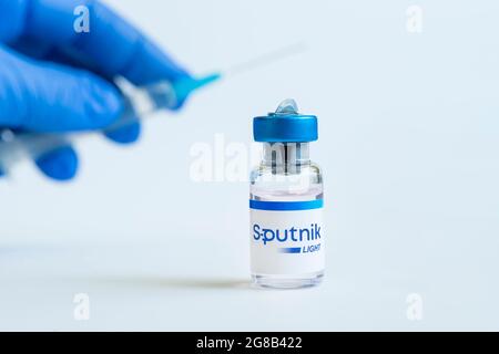 Le vaccin Spoutnik lumière de l'infection à coronovirus covid 19 sur fond bleu. 18 janvier 2021, Barnaul, Russie. Banque D'Images