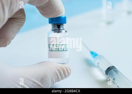 Flacons de liquide sur une table blanche et logo Teva, grande société pharmaceutique. 15 mars 2021. Barnaul, Russie. Banque D'Images