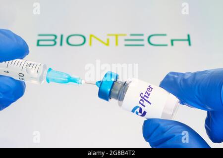 Flacon en verre avec logo Pfizer et BioNTech, société pharmaceutique multinationale américaine. 18 janvier 2021, Barnaul, Russie. Banque D'Images