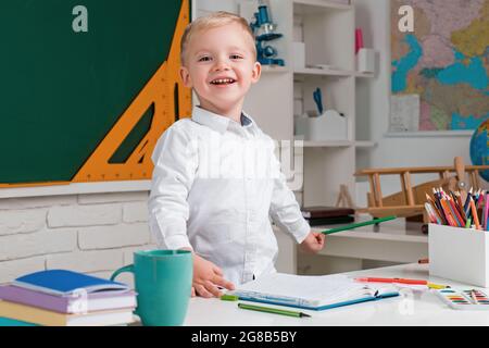 Enseignement individuel. Mignon petit garçon d'âge préscolaire avec l'étude d'enseignant dans une salle de classe. Processus éducatif. Banque D'Images