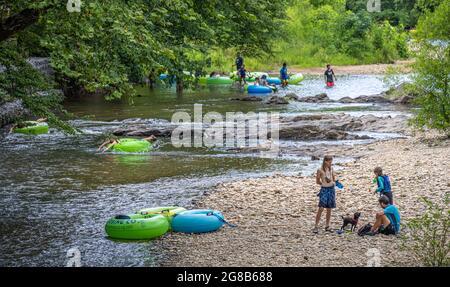 Les familles profitent d'un tubing d'été sur le magnifique ruisseau de montagne de la rivière Chattahoochee dans les montagnes Blue Ridge à Helen, en Géorgie. (ÉTATS-UNIS) Banque D'Images