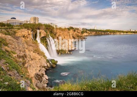 Descente de la cascade de Duden à Antalya, Turquie Banque D'Images