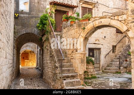 Rue pittoresque de la ville de Trogir avec pots de fleurs et frais blanchisserie Banque D'Images