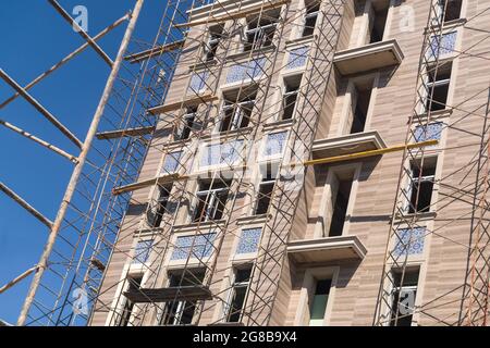 Travaux de finition sur la façade d'un nouveau bâtiment résidentiel Banque D'Images