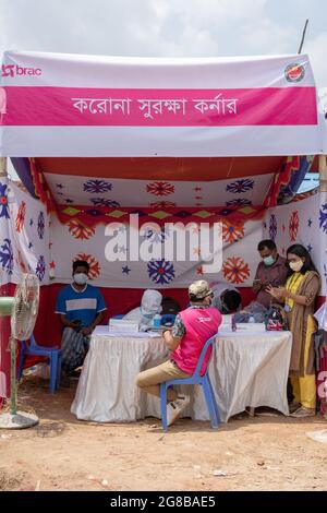 BRAC a lancé des tests rapides Covid-19 à base d'antigènes dans neuf marchés de bétail sous la Dhaka North City Corporation (DNCC) à partir d'aujourd'hui, dimanche 18 juillet. La Direction générale des services de santé (DGHS) fournit le soutien nécessaire à la mise en place d'un coin de Surokkha sur chacun de ces marchés où le personnel du BRAC effectue le service de collecte des échantillons. Le Foreign, Commonwealth & Development Office (FCDO) du gouvernement du Royaume-Uni soutient le BRAC et la DGHS dans cet effort. Le maire de la DNCC, Atiqul Islam, a inauguré les opérations de Surokkha Corners au marché du bétail de Sayeednagar à Bhata Banque D'Images