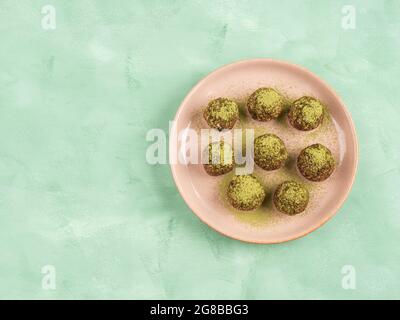 Boules énergétiques de thé Matcha avec beurre de noix et fruits secs Banque D'Images