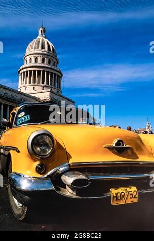 Voiture américaine classique des années 50 utilisée comme taxi et garée devant le bâtiment Capitolio, à la Havane, à Cuba Banque D'Images