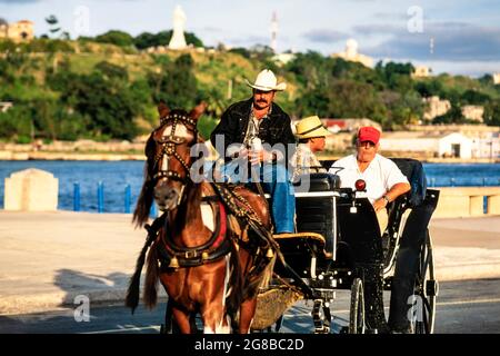 Les touristes en voiture et à cheval près du port, la Havane, Cuba Banque D'Images