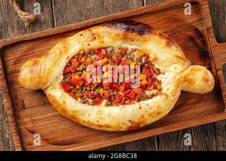 Khachapuri adjarien avec viande de bœuf et légumes Banque D'Images