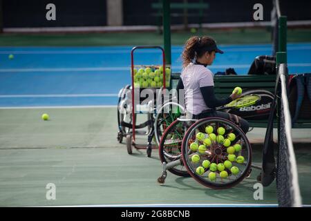 Buenos Aires, Argentine. 15 juillet 2021. Joueur de tennis Florencia Moreno d'Argentine pendant une session d'entraînement. Moreno est la première femme Argentine à se qualifier pour les Jeux paralympiques de tennis en fauteuil roulant. « faire partie de ce jeu est un rêve », explique le joueur de tennis. Credit: Florencia Martin/dpa/Alay Live News Banque D'Images