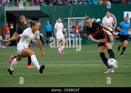 Portland, États-Unis. 18 juillet 2021. Celeste Boureille, milieu de terrain des épines (30), contrôle le ballon, tandis que le Portland Thorns FC défait l'Orlando Pride, 2-1, le 18 juillet 2021, à Providence Park, Portland, Oregon (photo de John Rudoff/Sipa USA) Credit: SIPA USA/Alay Live News Banque D'Images