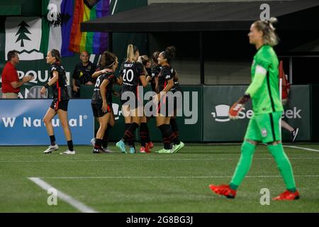 Portland, États-Unis. 18 juillet 2021. Portland célèbre son deuxième but tandis que le gardien de but Pride Ashlyn Harris observe, tandis que le Portland Thorns FC batte l'Orlando Pride, 2-1, le 18 juillet 2021, à Providence Park, Portland, Oregon (photo de John Rudoff/Sipa USA) Credit: SIPA USA/Alay Live News Banque D'Images