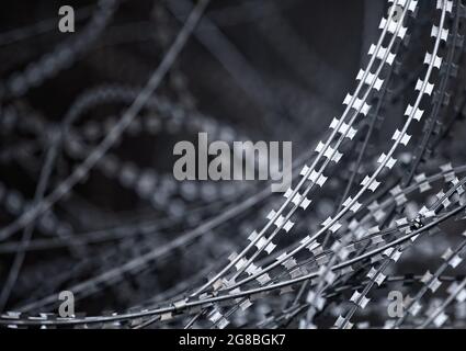 Fil barbelé métallique pointu traité en forme de grunge. Banque D'Images