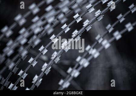 Fil barbelé métallique pointu traité en forme de grunge. Banque D'Images