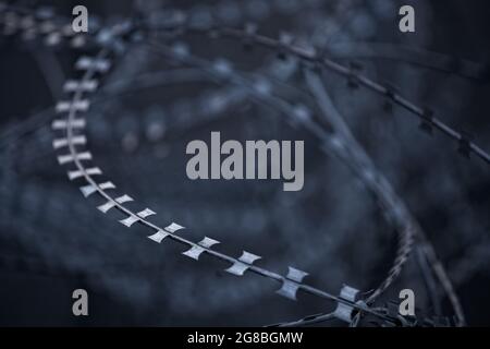 Fil barbelé métallique pointu traité en forme de grunge. Banque D'Images