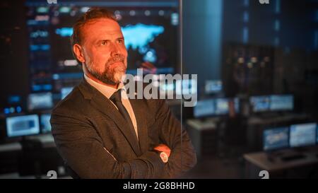 Emotive Happy Male Flight Controller être nerveux avant un lancement très important de Space Rocket. Un portrait puissant avec une réflexion dans une mission Banque D'Images
