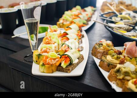 En-cas de légumes et de fruits de mer sur une assiette blanche. Gros plan sur les sandwichs santé. Fête de restauration. Banque D'Images