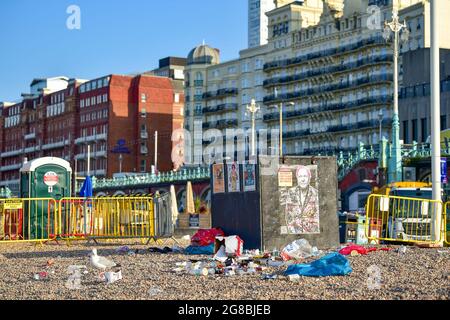 Brighton Royaume-Uni 19 juillet 2021 - des ordures sont laissées sur la plage de Brighton après que la foule se soit enfermée au bord de la mer par temps chaud pendant le week-end. Le personnel du conseil était à 5 heures du matin pour nettoyer la plage et le front de mer : Credit Simon Dack / Alay Live News Banque D'Images