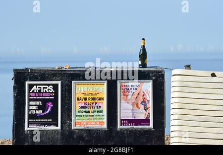 Brighton Royaume-Uni 19 juillet 2021 - des ordures sont laissées sur la plage de Brighton après que la foule se soit enfermée au bord de la mer par temps chaud pendant le week-end. Le personnel du conseil était à 5 heures du matin pour nettoyer la plage et le front de mer : Credit Simon Dack / Alay Live News Banque D'Images