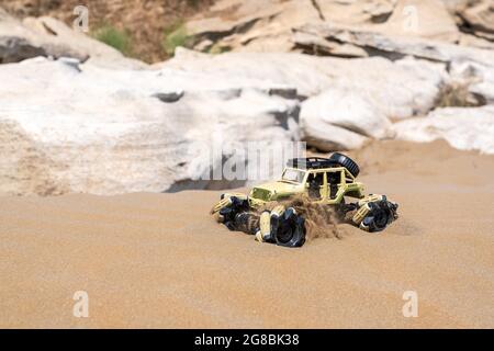 Voiture de buggy radiocommandée avec moteur électrique sur sable. Rallye tout-terrain Banque D'Images