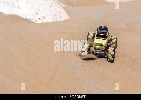 Voiture de buggy radiocommandée avec moteur électrique sur sable. Rallye tout-terrain Banque D'Images