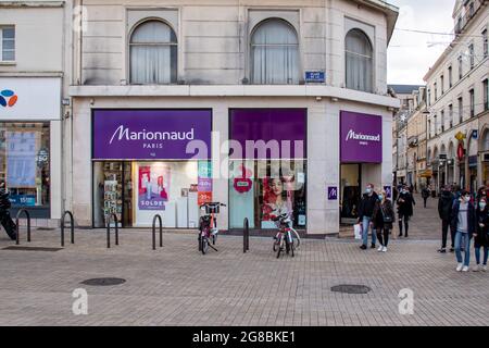 LE MANS, FRANCE - 07 juillet 2021 : une célèbre façade de boutique française en France. Marques célèbres Banque D'Images