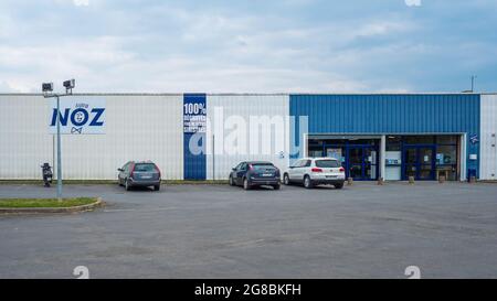 LA FLECHE, FRANCE - 08 juillet 2021 : une célèbre façade de boutique française en France. Banque D'Images