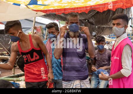 BRAC a lancé des tests rapides Covid-19 à base d'antigènes dans neuf marchés de bétail sous la Dhaka North City Corporation (DNCC) à partir d'aujourd'hui, dimanche 18 juillet. La Direction générale des services de santé (DGHS) fournit le soutien nécessaire à la mise en place d'un coin de Surokkha sur chacun de ces marchés où le personnel du BRAC effectue le service de collecte des échantillons. Le Foreign, Commonwealth & Development Office (FCDO) du gouvernement du Royaume-Uni soutient le BRAC et la DGHS dans cet effort. Le maire de la DNCC, Atiqul Islam, a inauguré les opérations de Surokkha Corners au marché du bétail de Sayeednagar à Bhata Banque D'Images