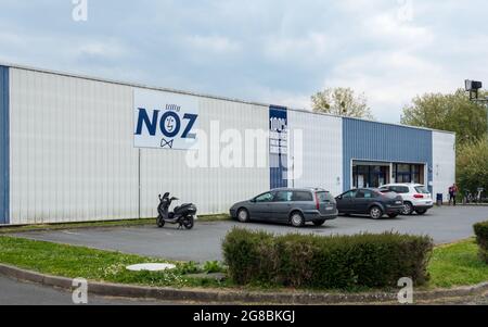 LA FLECHE, FRANCE - 08 juillet 2021 : une célèbre façade de boutique française en France Banque D'Images
