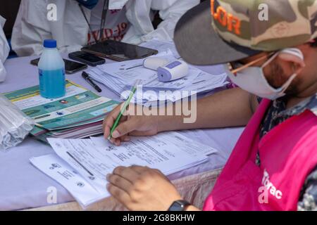 BRAC a lancé des tests rapides Covid-19 à base d'antigènes dans neuf marchés de bétail sous la Dhaka North City Corporation (DNCC) à partir d'aujourd'hui, dimanche 18 juillet. La Direction générale des services de santé (DGHS) fournit le soutien nécessaire à la mise en place d'un coin de Surokkha sur chacun de ces marchés où le personnel du BRAC effectue le service de collecte des échantillons. Le Foreign, Commonwealth & Development Office (FCDO) du gouvernement du Royaume-Uni soutient le BRAC et la DGHS dans cet effort. Le maire de la DNCC, Atiqul Islam, a inauguré les opérations de Surokkha Corners au marché du bétail de Sayeednagar à Bhata Banque D'Images