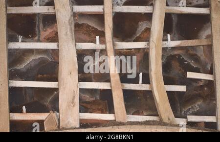 Des nervures de mouton sont utilisées pour fixer les tuiles de toiture en pierre sur une grange en pierre traditionnelle. Kirkoswald, Cumbria, Royaume-Uni. Banque D'Images