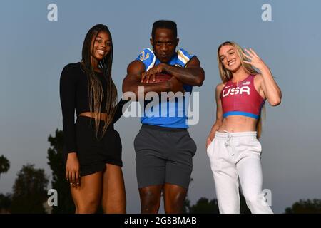Les athlètes de l'UCLA Bruins Kennedy Faulknor (soccer), à gauche, Qwuantrezz Knight (football), au centre et Shae Anderson posent lors d'une séance de portrait, jeudi, Banque D'Images